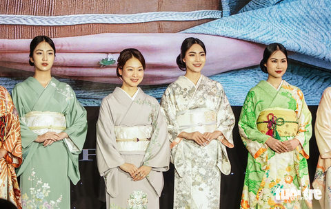 Chuyên gia Kimono Junko Sophia Kakizaki (thứ 2 từ trái sang) trên sân khấu "Sắc thu Việt - Nhật" - Ảnh: NGUYỄN HIỀN Chuyên gia kimono Junko Sophie Kakizaki (thứ 2 từ trái sang) trên sân khấu "Sắc thu Việt - Nhật" - Ảnh: NGUYỄN HIỀN