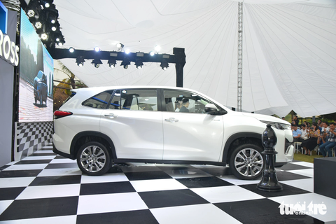 Toyota Innova Cross ra mắt với giá 'gây sốc' trong khi thêm công nghệ hiện đại - Ảnh 2. Đúng như tên gọi mới, Toyota Innova Cross có dáng "bớt MPV thiên crossover" hơn. Hệ thống khung gầm cũng được chuyển từ loại khung rời sang liền khối dạng mô đun TNGA. Hệ dẫn động đổi từ cầu sau sang cầu trước. Toyota Innova Cross có kích thước nhỉnh hơn so với đời trước với số đo tổng thể 4.755 x 1.845 x 1.790 (mm), trục cơ sở 2.850mm. Với kích thước và khung gầm này, Innova Cross nằm lấp lửng giữa phân khúc minivan của Custin, Carnival và MPV hạng B của Veloz Cross hay Xpander, tiệm cận phân khúc của đàn em Veloz Cross hơn.