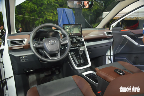 Toyota Innova Cross ra mắt với giá 'gây sốc' trong khi thêm công nghệ hiện đại - Ảnh 4. Khoang cabin Toyota Innova Cross hiện đại hơn hẳn với màn hình 10,1 inch đặt nổi hỗ trợ Apple CarPlay/Android Auto, màn hình 7 inch sau vô lăng, phanh đỗ điện tử có tự động giữ, vô lăng tích hợp lẫy chuyển số và đặc biệt nhất là cửa sổ trời toàn cảnh.