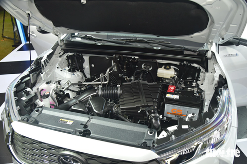 Toyota Innova Cross ra mắt với giá 'gây sốc' trong khi thêm công nghệ hiện đại - Ảnh 7. Động cơ trên Toyota Innova Cross là hoàn toàn mới. Máy 2.0L xăng cho công suất 172 mã lực, mô men xoắn 205 Nm, kết hợp số vô cấp. Bản hybrid kết hợp động cơ xăng 150 mã lực với mô tơ điện 111 mã lực, kết hợp số vô cấp. Bản này có cả chế độ lái thuần điện.