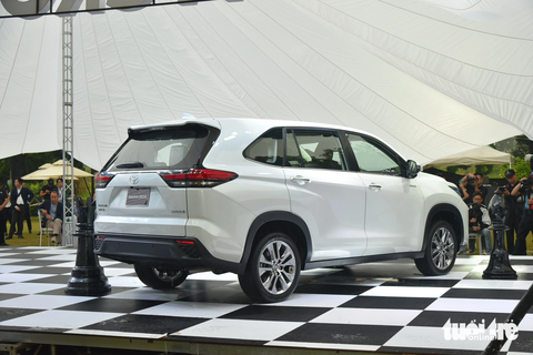 Thêm công nghệ, Toyota Innova Cross ra mắt với giá 'gây sốc' - Ảnh 8. Đặc biệt, Innova lần đầu trang bị Toyota Safety Sense với các tính năng cảnh báo tiền va chạm, cảnh báo lệch làn, hỗ trợ giữ làn, đèn pha tự động hay ga tự động thích ứng. Một số tính năng khác cũng đáng chú ý như cảnh báo điểm mù, camera 360 độ, cảm biến áp suất lốp, 8 cảm biến va chạm và 6 túi khí cũng là điểm nhấn trên Innova Cross. Nếu so Innova Cross với nhóm Veloz Cross, Xpander, mẫu MPV của Toyota có hàng loạt trang bị cao cấp hơn hẳn, ngay từ bản tiêu chuẩn.