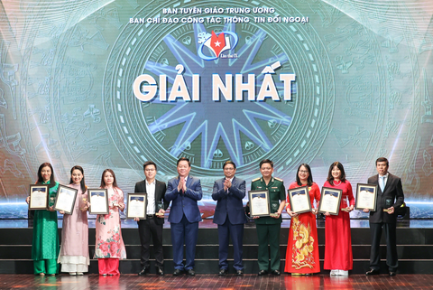 110 tác phẩm đạt Giải thưởng thông tin đối ngoại lần IX - Ảnh 2. Thủ tướng Phạm Minh Chính và Trưởng Ban Tuyên giáo Trung ương Nguyễn Trọng Nghĩa trao giải cho các tác giả có tác phẩm đạt giải nhất - Ảnh: Cổng thông tin điện tử Chính phủ