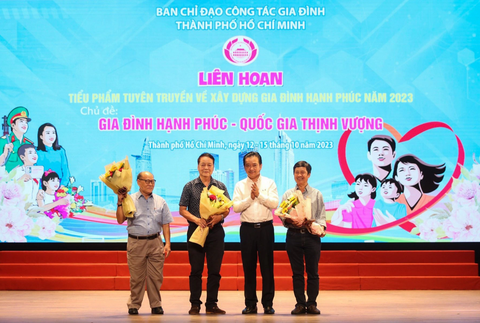 Thành viên ban giám khảo nhận hoa từ đại diện ban tổ chức - Ảnh: PHƯƠNG QUYÊN Thành viên ban giám khảo nhận hoa từ đại diện ban tổ chức - Ảnh: PHƯƠNG QUYÊN