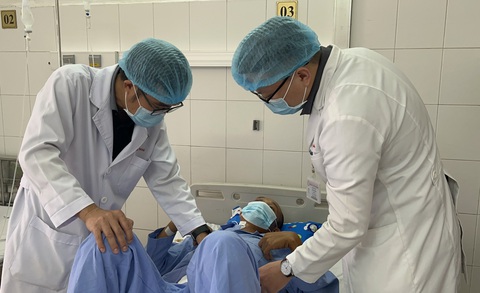 Cứu thanh niên bị thương lòi ruột sau 3 ngày trên biển - Ảnh 1. Các bác sĩ kiểm tra vết thương cho bệnh nhân sau phẫu thuật - Ảnh: BV cung cấp