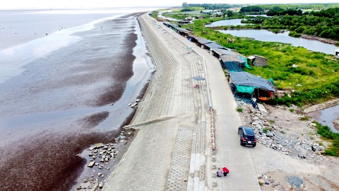 4.000 tỉ đồng ngăn sạt lở miền Tây - Ảnh 1. Một đoạn bờ kè chống sạt lở ở huyện Ba Tri (tỉnh Bến Tre) đã phát huy hiệu quả. Dự kiến tỉnh Bến Tre sẽ bố trí thêm 200 tỉ đồng từ nguồn kinh phí Chính phủ bổ sung để tiếp tục nối dài đoạn bờ kè này nhằm bảo vệ đất đai, hoa màu cho người dân phía trong - Ảnh: MẬU TRƯỜNG