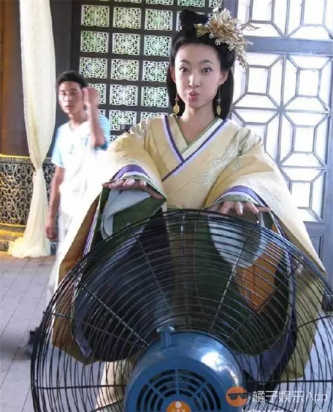 101 cách chống nóng ở hậu trường phim cổ trang Trung Quốc - Ảnh 6. Phục trang cổ đại cầu kỳ khiến bất kỳ diễn viên nào cũng phải "thở ra khói".