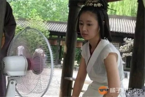 101 cách chống nóng ở hậu trường phim cổ trang Trung Quốc - Ảnh 5. Tui thở không ra hơi rồi đó.