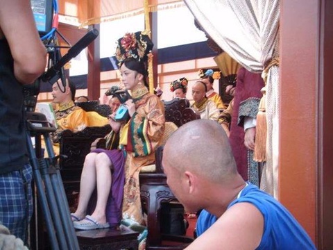 101 cách chống nóng ở hậu trường phim cổ trang Trung Quốc - Ảnh 8. Thêm một pha lấy cận cảnh "đau bụng" khác.