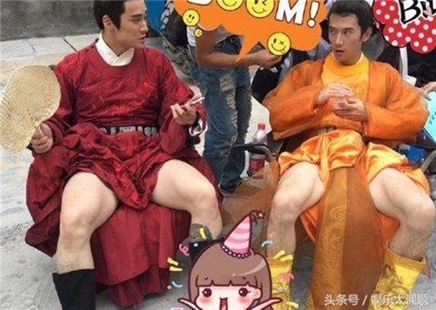 101 cách chống nóng ở hậu trường phim cổ trang Trung Quốc - Ảnh 1. Em tưởng có mình đùi em to khỏe ư?! Anh cũng không thua đâu nhé!