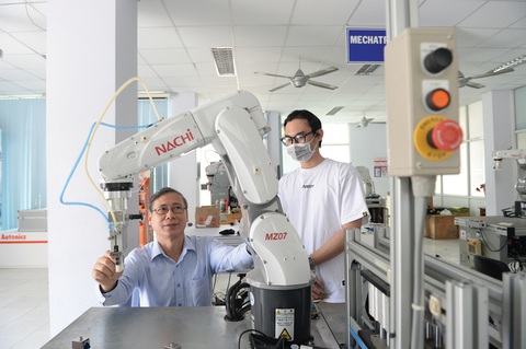 15 năm dân số vàng còn trước mặt… - Ảnh 2. Hướng dẫn đào tạo nghề điều khiển hệ thống tự động hóa với robot tại Trung tâm đào tạo Khu công nghệ cao TP.HCM