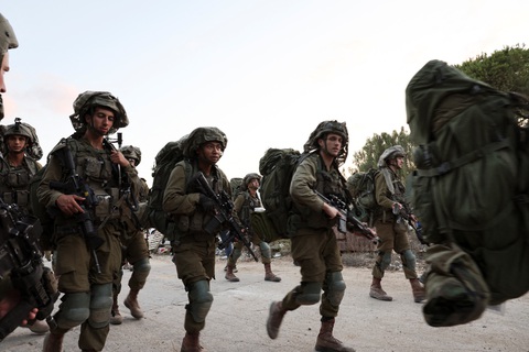 Xung đột Israel - Hamas: Hơn 2.400 người chết vì 'cơn lũ Al-Aqsa' và 'gươm sắt' - Ảnh 1. Binh sĩ Israel được triển khai tại khu định cư Beeri ở miền nam Israel vào ngày 11-10 - Ảnh: REUTERS