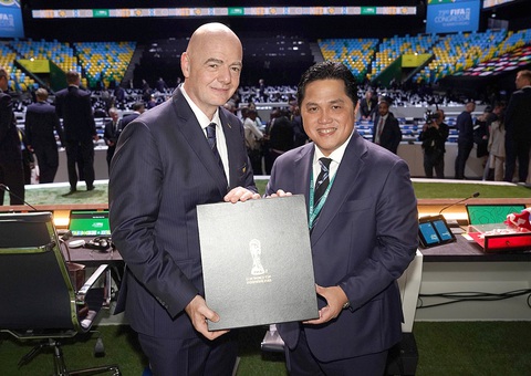 Indonesia, Úc, Malaysia, Singapore sẽ phối hợp đăng cai World Cup 2034 - Ảnh 1. Chủ tịch PSSI Erick Thohir (phải) có cuộc gặp với Chủ tịch FIFA Gianni Infantino trong năm 2023 - Ảnh: PSSI