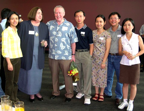 Check Feeney (thứ ba từ trái sang) cùng nhóm sinh viên Việt Nam tại Đại học Queensland năm 2004 - Ảnh tư liệu Chuck Feeney (thứ ba từ trái sang) cùng nhóm sinh viên Việt Nam tại Đại học Queensland năm 2004 - Ảnh tư liệu
