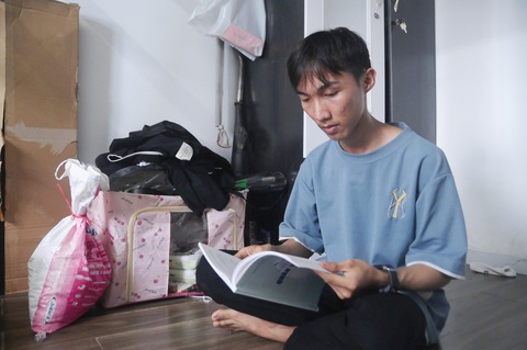 Hận ở tạm trong căn phòng trọ của bạn chờ ổn định để đi làm thêm. Hận ở tạm trong căn phòng trọ của bạn, chờ ổn định để đi làm thêm - Ảnh: B.D.