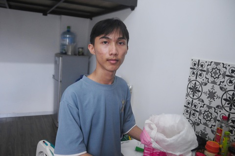 Hành trình đổi phận buồn của chàng trai tên Hận - Ảnh 3. Hận vào đại học với đôi tay trắng để nỗ lực thay đổi cuộc đời buồn của mình - Ảnh: B.D.