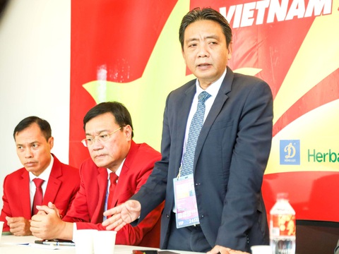 “Phải tìm nguyên nhân thất bại của thể thao Việt Nam” - Ảnh 1. Ông Hoàng Đạo Cương (bìa phải) - thứ trưởng Bộ VH-TT&DL - chỉ đạo tìm nguyên nhân thất bại của thể thao Việt Nam - Ảnh: QUÝ LƯỢNG