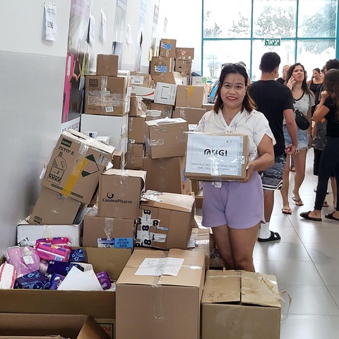 Đại sứ Việt Nam tại Israel: Người Việt ở điểm nóng được quan tâm cao nhất - Ảnh 2. Chị Hồng Shurany - thành viên Ban liên lạc cộng đồng người Việt Nam tại Israel - tham gia một hoạt động hỗ trợ tại Israel - Ảnh: Facebook nhân vật