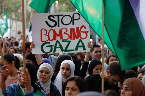 Nắm nhanh tình hình Israel và Hamas hôm nay qua 5 điểm mấu chốt - Ảnh 2. Người biểu tình ở thành phố Barcelona (Tây Ban Nha) ra đường ngày 11-10, kêu gọi ngừng đánh bom Dải Gaza. Câu chuyện Israel - Hamas phức tạp ở chỗ không ai ủng hộ hành động tấn công của Hamas, nhưng cũng không ít người phản đối việc Israel vây hãm Gaza, vì họ lo ngại vấn đề nhân đạo của hơn 2 triệu người Palestine vô tội đang sinh sống tại đó - Ảnh: REUTERS