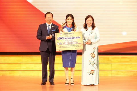 Trường Đại học Y Dược Cần Thơ đào tạo sinh viên y khoa cho Ấn Độ - Ảnh 2. Khen thưởng sinh viên thủ khoa của Trường đại học Y Dược Cần Thơ năm học (2023 - 2024) - Ảnh: T.LŨY