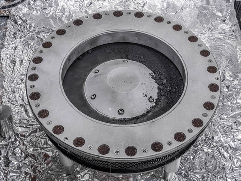 Khoang chứa mẫu vật củu tàu vũ trụ OSIRIS-REx của NASA. Ở giữa là mẫu vật - Ảnh: NASA Khoang chứa mẫu vật của tàu vũ trụ OSIRIS-REx của NASA, ở giữa là mẫu vật - Ảnh: NASA