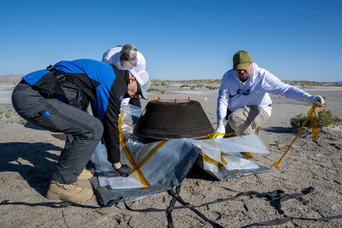 Khoang chứa mẫu vật tiểu hành tinh Bennu của tàu vũ trụ OSIRIS-REx hạ cánh xuống sa mạc Utah của Mỹ, ngày 24-9-2023 - Ảnh: REUTERS Khoang chứa mẫu vật tiểu hành tinh Bennu của tàu vũ trụ OSIRIS-REx hạ cánh xuống sa mạc Utah của Mỹ, ngày 24-9-2023 - Ảnh: REUTERS