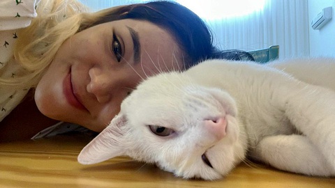 Rufus, con mèo của chị Amanda, đùa giỡn với Mai Dung - Ảnh: NVCC Rufus, con mèo của chị Amanda, đùa giỡn với Mai Dung - Ảnh: NVCC