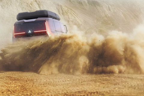 Mitsubishi công bố MPV lai SUV chạy điện ra mắt tại Japan Mobility Show 2023 - Ảnh 1. Ảnh teaser thứ 2 được Mitsubishi đăng tải thể hiện rõ ý đồ nhấn mạnh khả năng vận hành của mẫu MPV lai SUV - Ảnh: Mitsubishi