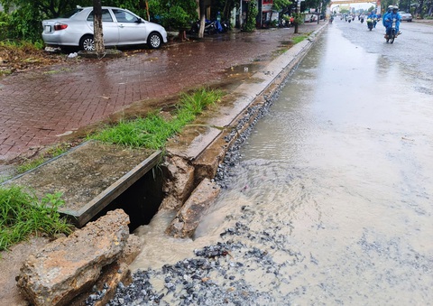 Mùa mưa lại đào đường thi công: Chủ đầu tư cam kết chịu trách nhiệm chất lượng - Ảnh 5. Hàng chục hố ga bị đơn vị thi công đập để thoát nước - Ảnh: TRẦN MAI