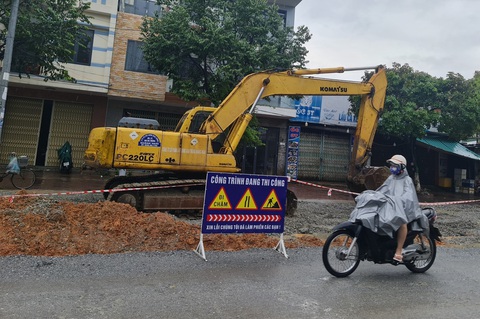 Mùa mưa lại đào đường thi công: Chủ đầu tư cam kết chịu trách nhiệm chất lượng - Ảnh 3. Biển công trình đang thi công có dòng chữ "Xin lỗi chúng tôi đã làm phiền các bạn" - Ảnh: TRẦN MAI