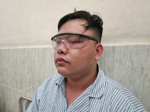 Không có camera vụ nam thanh niên tố bị gậy cảnh sát giao thông ‘va’ vào mắt - Ảnh 1. Đ.N.N. khẳng định mắt mình bị chấn thương nặng là do "va" vào gậy của cảnh sát giao thông - Ảnh: ĐAN THUẦN