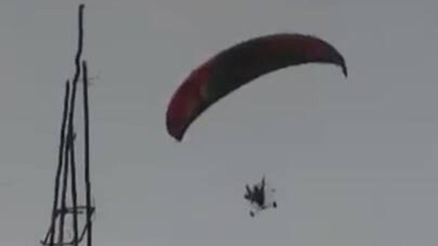 Quốc tế đã cảnh báo liên tục trước khi Hamas tấn công - Ảnh 1. Binh lính Hamas dùng dù lượn có gắn động cơ để xâm nhập vào Israel hôm 7-10 - Ảnh: REUTERS