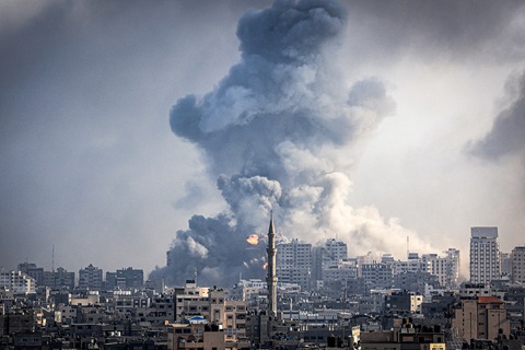 Khói bốc lên từ Dải Gaza sau khi bị Israel không kích ngày 12-10 - Ảnh: AFP Khói bốc lên từ Dải Gaza sau khi bị Israel không kích ngày 12-10 - Ảnh: AFP