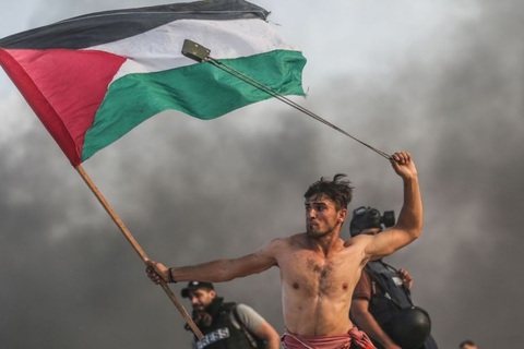 Một thanh niên người Palestine biểu tình yêu cầu Israel gỡ phong tỏa Dải Gaza hồi năm 2018 - Ảnh: ANADOLU Một thanh niên người Palestine biểu tình yêu cầu Israel gỡ phong tỏa Dải Gaza hồi năm 2018 - Ảnh: ANADOLU