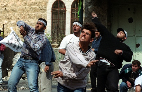 Người dân Palestine ném đá vào lực lượng an ninh Israel hồi tháng 10-2000, trong cuộc intifada lần hai - Ảnh: AFP Người dân Palestine ném đá vào lực lượng an ninh Israel hồi tháng 10-2000, trong cuộc intifada lần hai - Ảnh: AFP