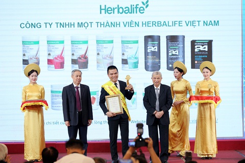 Herbalife được trao giải thưởng ‘Sản Phẩm Vàng Vì Sức Khỏe Cộng Đồng năm 2023’- Ảnh 1. Ông Nguyễn Thành Đạt - Giám đốc Truyền thông Herbalife Việt Nam đại diện công ty nhận giải thưởng "Sản Phẩm Vàng Vì Sức Khỏe Cộng Đồng 2023"
