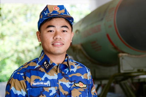 Thượng úy 9X của lữ đoàn tên lửa - Ảnh 1. Thượng úy Nguyễn Đức Vinh hiện đảm nhận vị trí ngành trưởng trạm kỹ thuật Lữ đoàn 679 (Vùng 1 Hải Quân) - Ảnh: NAM TRẦN