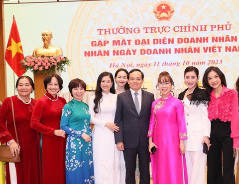 Thủ tướng Phạm Minh Chính: Doanh nhân là lực lượng chủ lực, tiên phong góp phần nâng cao vị thế Việt - Ảnh 5. Phó thủ tướng Trần Lưu Quang ân cần thăm hỏi các nữ doanh nhân