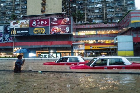 Ngành taxi Hong Kong yêu cầu mua bảo hiểm cho xe khi khí hậu ngày càng khắc nghiệt - Ảnh 1. Ngành taxi Hong Kong yêu cầu mua bảo hiểm cho xe khi khí hậu ngày càng khắc nghiệt - Ảnh 1.
