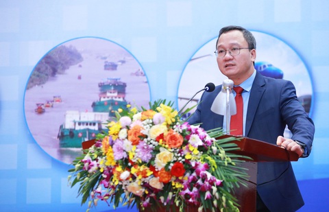Đề xuất xe tải chỉ được đi là số 2 và 3 với cao tốc 6 làn xe - Ảnh 2. Ông Khuất Việt Hùng - phó chủ tịch chuyên trách Ủy ban An toàn giao thông quốc gia - phát biểu khai mạc - Ảnh: Q.H.
