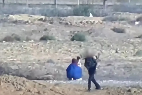 Tin tức thế giới 12-10: Trung Đông nóng vì Israel - Hamas, Mỹ và NATO đảm bảo viện trợ cho Ukraine - Ảnh 2. Đoạn video cho thấy người phụ nữ Israel và hai đứa trẻ được trả tự do - Ảnh: Al-Jazeera