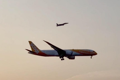 Máy bay chiến đấu Singapore hộ tống chuyến bay TR16 của hãng Scoot bị đe dọa đánh bom - Ảnh: Straits Times Máy bay chiến đấu Singapore hộ tống chuyến bay TR16 của hãng Scoot bị đe dọa đánh bom - Ảnh: Straits Times