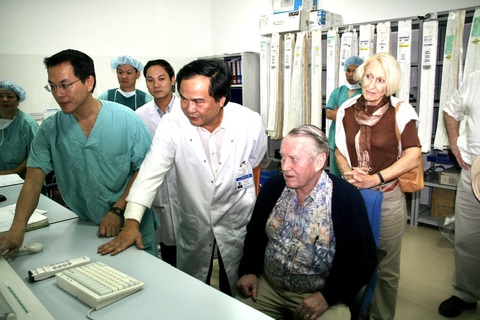 Tỉ phú Mỹ qua đời, bác sĩ Huế tiếc thương - Ảnh 1. Tỉ phú Chuck Feeney cùng vợ trong một lần thăm những khoa, trung tâm do mình tài trợ xây dựng ở Bệnh viện Trung ương Huế - Ảnh: tư liệu của Bệnh viện Trung ương Huế