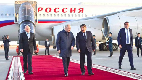 Tổng thống Putin gặp các thành viên CIS sau lệnh bắt giữ của ICC - Ảnh 1. Tổng thống Kyrgyzstan Japarov đón Tổng thống Nga Putin tại thủ đô Bishkek sáng 12-10 - Ảnh: RIA NOVOSTI