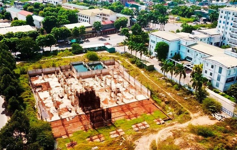 Chủ đầu tư bệnh viện ngàn tỉ trả lại đất cho Quảng Ngãi sau 6 năm thuê rồi... để đó - Ảnh 1. Dự án bệnh viện chất lượng cao sau 6 năm chỉ là đống cọc sắt hoen gỉ - Ảnh: TRẦN MAI