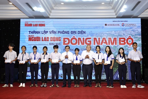Báo Người Lao Động ra mắt văn phòng đại diện khu vực Đông Nam Bộ - Ảnh 1. Tại buổi lễ ra mắt văn phòng đại diện, báo Người Lao Động đã trao 300 suất học bổng cho học sinh - sinh viên dân tộc thiểu số và học sinh nghèo trong khu vực - Ảnh: AN BÌNH