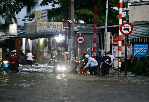 Triều cường gây ngập tại quận 7 trong giữa tháng 8 Âm lịch vừa qua - Ảnh: LÊ PHAN Triều cường gây ngập tại quận 7 vào giữa tháng 8 âm lịch vừa qua - Ảnh: LÊ PHAN