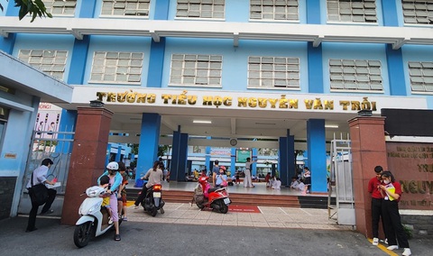 Vụ giáo viên đánh học sinh gãy ngón tay ở TP.HCM: Phòng giáo dục chỉ đạo gì? - Ảnh 1. Trường tiểu học Nguyễn Văn Trỗi, quận Tân Bình, TP.HCM - nơi xảy ra vụ việc giáo viên đánh học sinh - Ảnh: QUYÊN NGUYỄN