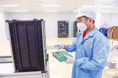 Dân số 100 triệu: Cơ hội - Thách thức và Khát vọng - Ảnh 5. Sản xuất chip tại Công ty TNHH MTV công nghệ cao Điện Quang trong khu công nghệ cao, TP Thủ Đức, TP.HCM - Ảnh: QUANG ĐỊNH