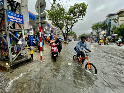 Đô thị ven biển thấy mưa lớn mà giật mình - Ảnh 4. Nhiều đường phố Đà Nẵng dù không phải là điểm nóng về ngập lụt nhưng vẫn bị ngập nặng trưa nay