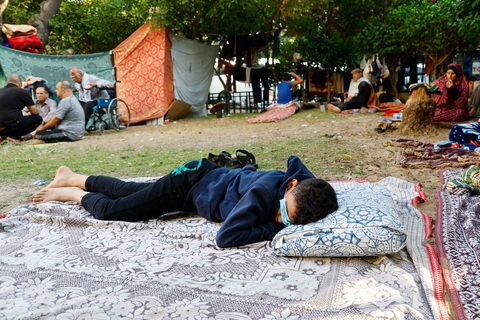Một cậu bé nằm nghỉ tại một điểm trú ẩn ở bệnh viện al-Shifa, thành phố Gaza, nơi người dân phải sơ tán giữa cuộc tấn công của Israel, ngày 12-10 - Ảnh: REUTERS Một cậu bé nằm nghỉ tại một điểm trú ẩn ở bệnh viện al-Shifa, thành phố Gaza, nơi người dân phải sơ tán giữa cuộc tấn công của Israel, ngày 12-10 - Ảnh: REUTERS
